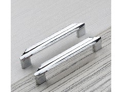 柜子門把手撞墻怎么辦？